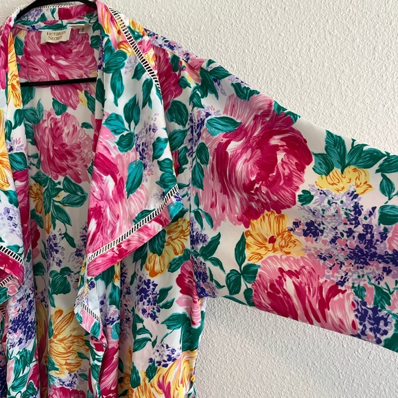 Vintage Pink Floral Victoria Secrets Robe w/ tie  -size Small - Picture 7 of 9